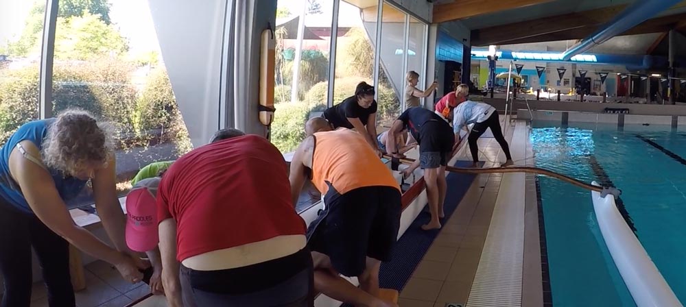 Lashing the kiato on the waka